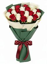 Букет Микс из красных и белых роз в Нудоль