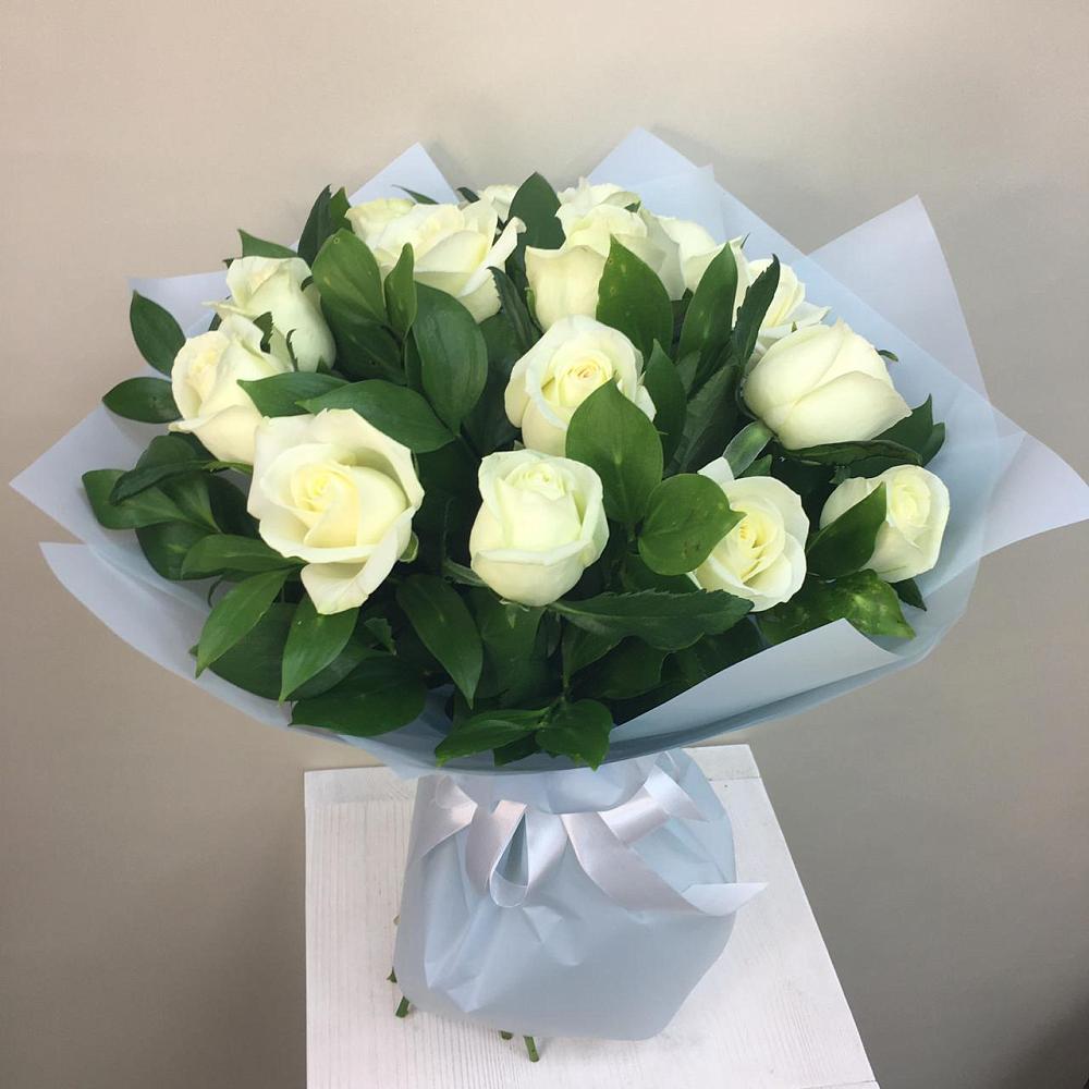 Букет 15 Белых роз Проуд в Нудоль