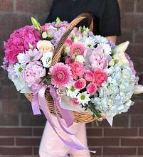 Цветочная композиция из Розы, Хризантемы, Пионы и Лизиантусы в корзине в Нудоль