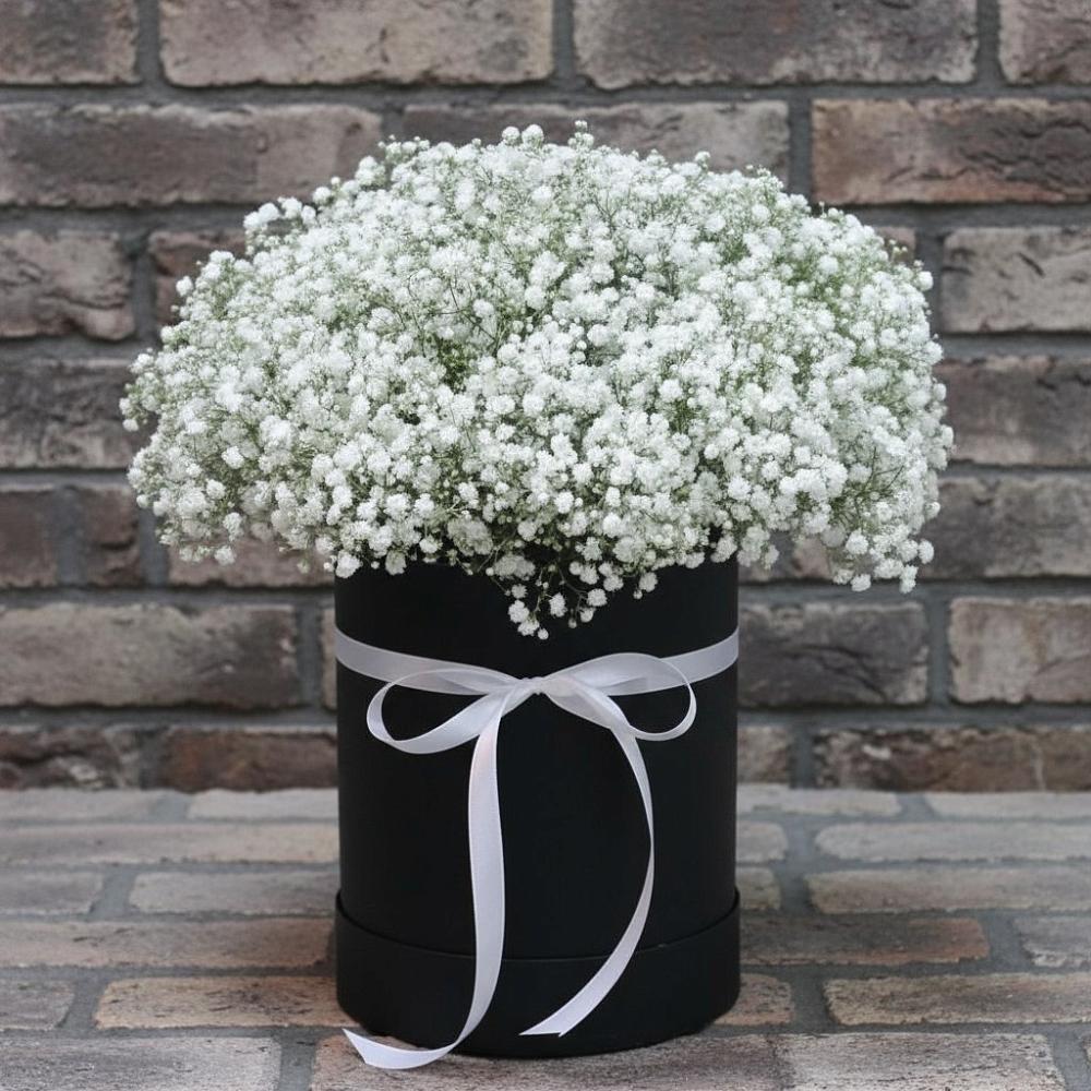 Цветочная композиция из Гипсофила в шляпной коробке в Нудоль