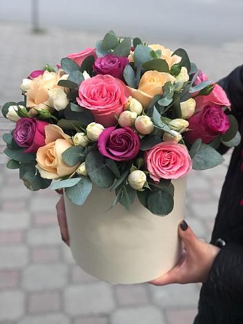 Цветочная композиция из Розы в шляпной коробке в Нудоль