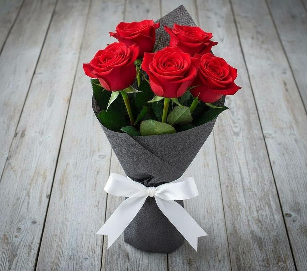 Букет 5 Красных роз Эдлесс Лав в Нудоль