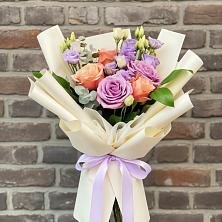 Букет цветов из:  Лизиантусы и Розы в Нудоль