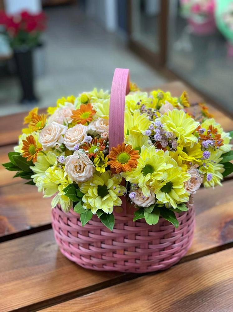 Цветочная композиция из Хризантемы и Розы в корзине в Нудоль