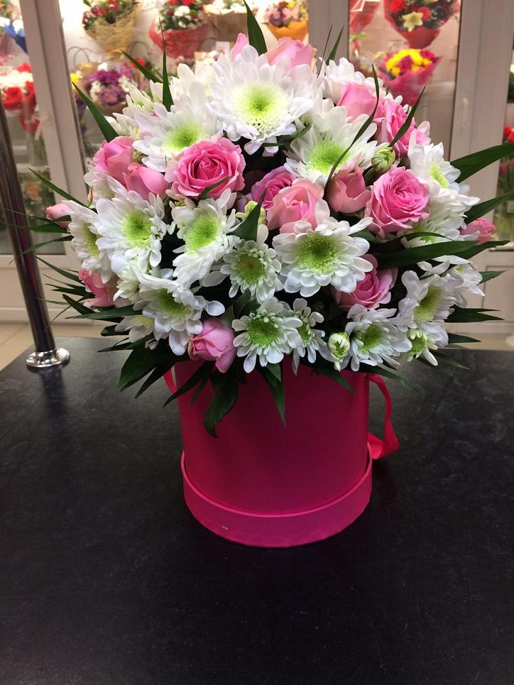 Цветочная композиция из Розы и Хризантемы в шляпной коробке в Нудоль