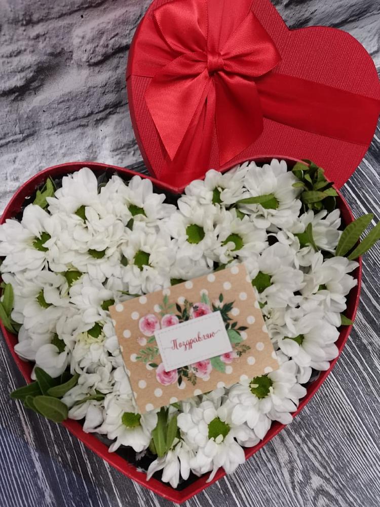 Цветочная композиция из Хризантемы в виде сердца в Нудоль