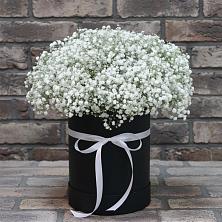 Цветочная композиция из Гипсофила в шляпной коробке в Нудоль
