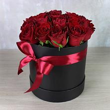 Цветочная композиция из Розы в шляпной коробке в Нудоль