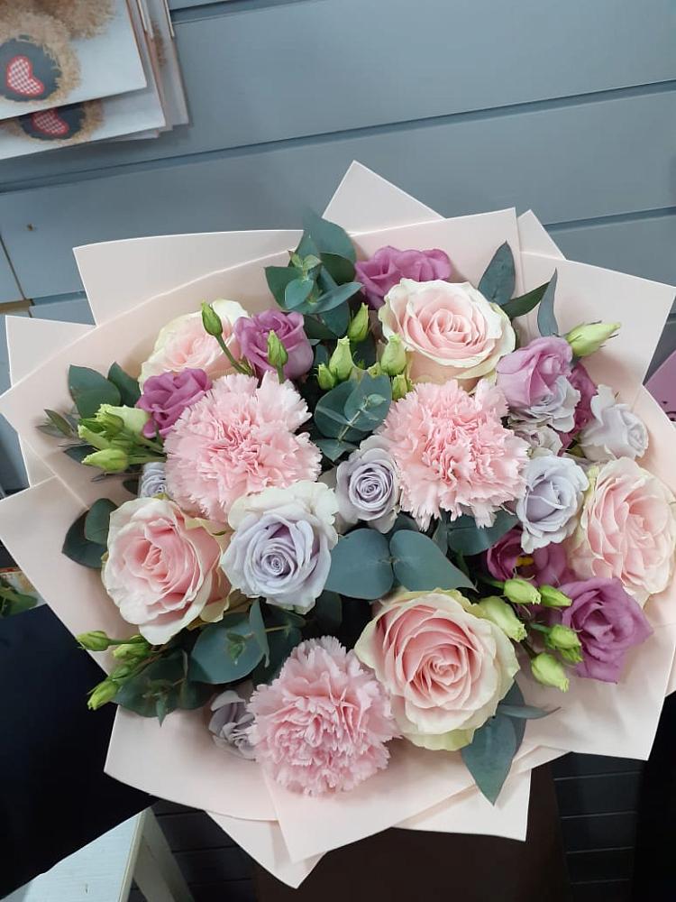 Букет цветов из: Розы, Гвоздики и Лизиантусы в Нудоль