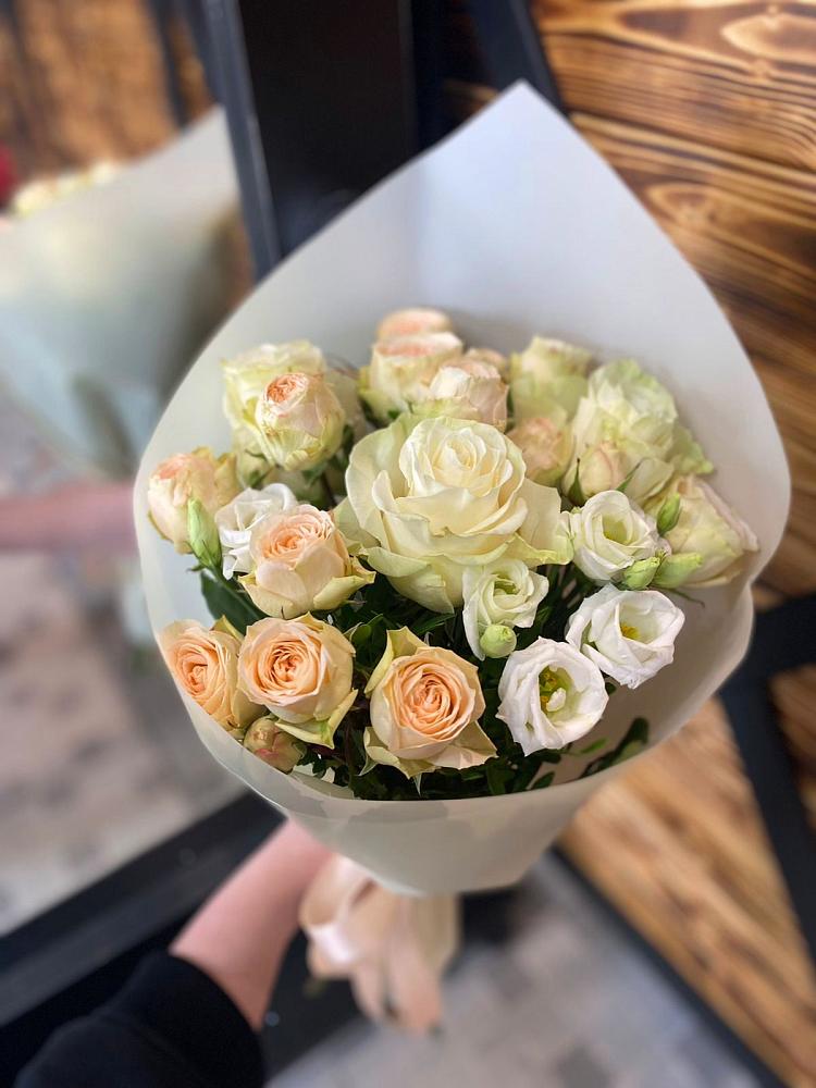 Букет цветов из: Розы и Лизиантусы в Нудоль